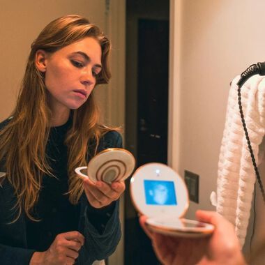 faces uv magic mirror that reveals sunscreen coverage