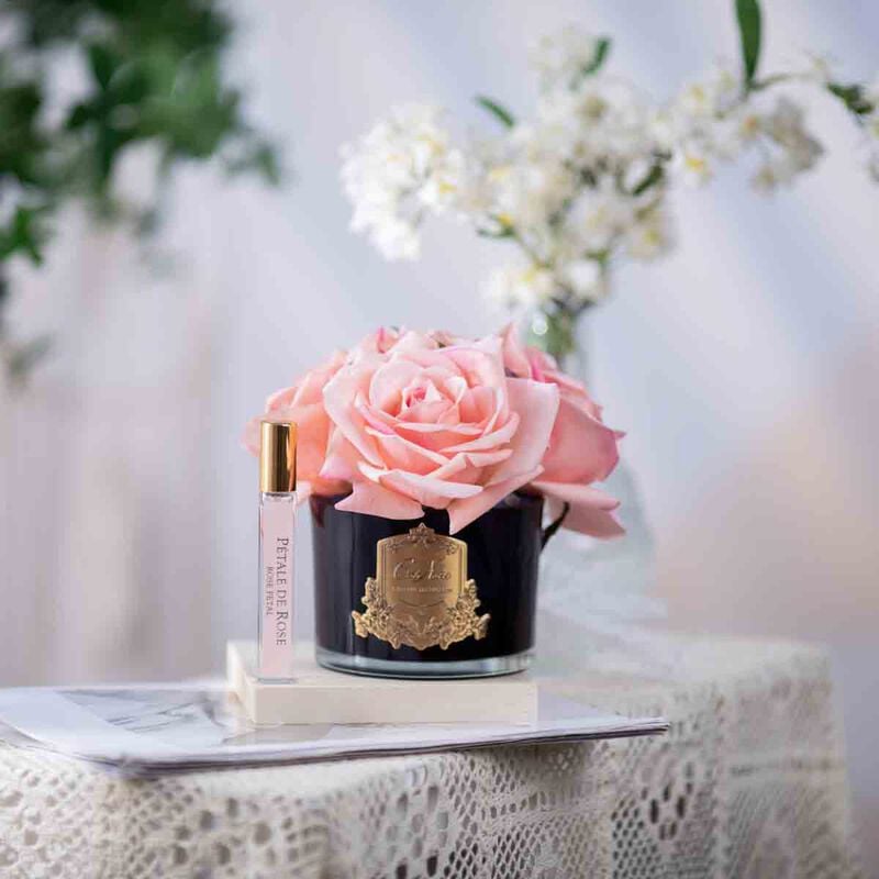 كوت نوار معطر جو 5 روز الكرز الوردي في عبوة زجاج سوداء مع شارة ذهبية