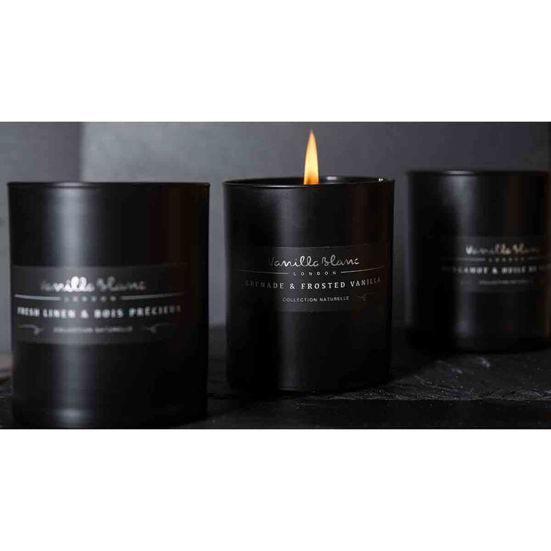فانيلا بلانك شمعة برائحة كتان منعش وبوز بريسيو بالإصدار المطفي 200جرام