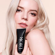 faces forever skin veil   glow finish and 24h hydration  spf 25 pa
