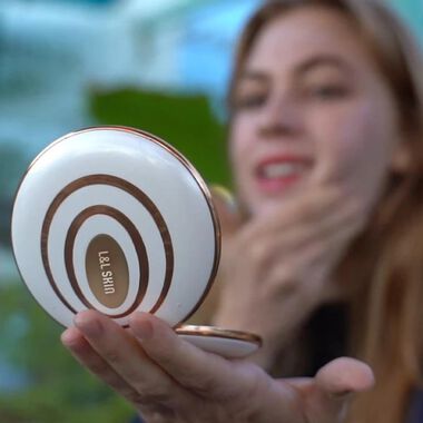 faces uv magic mirror that reveals sunscreen coverage
