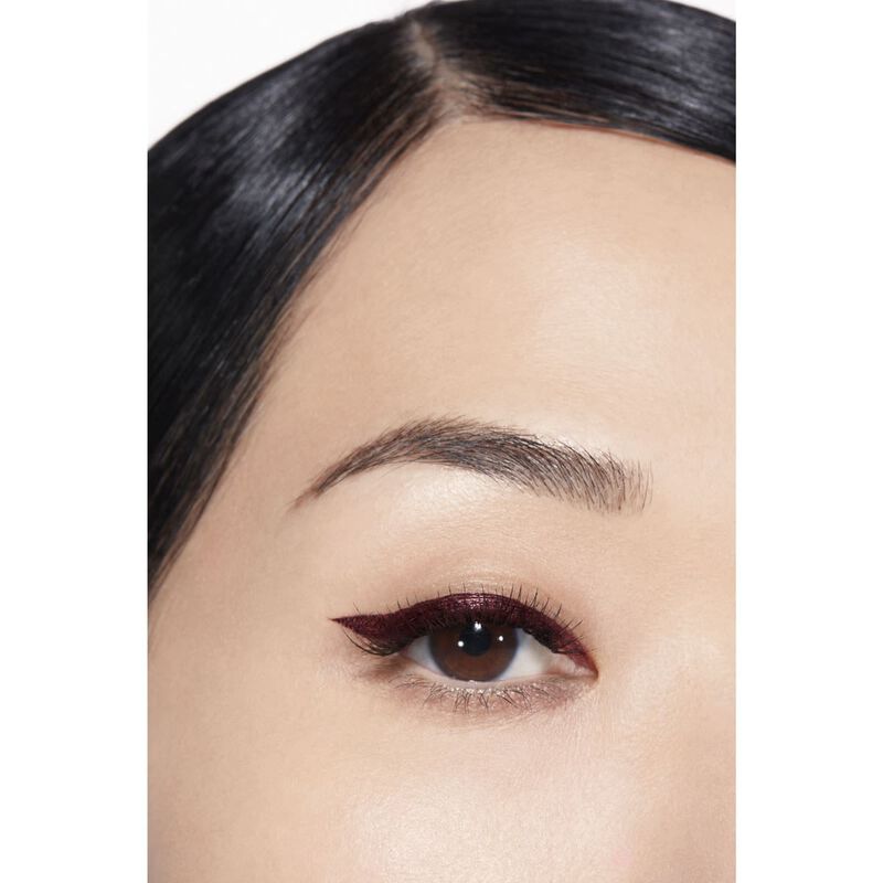 شانيل le liner de مستحضر سائل فائق الدقة لتحديد محيط العينين، طويل الثبات ومقاوم للماء