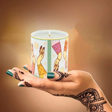 faces hessa s rose   oud candle  150g