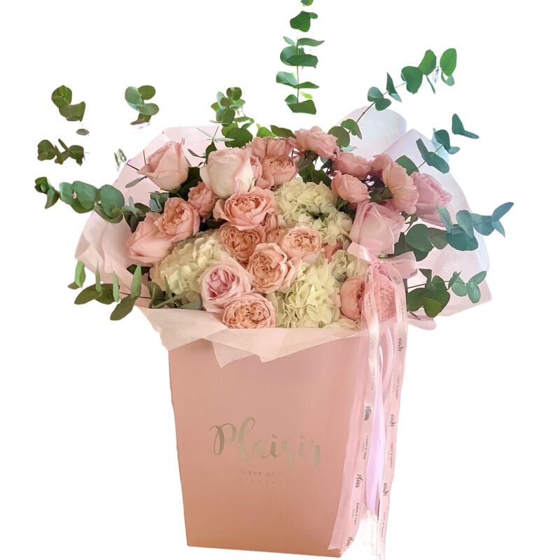 plaisir cadeaux et fleurs handtied bouquet pink bonbon bouquet