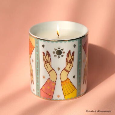 faces hessa s rose   oud candle  150g