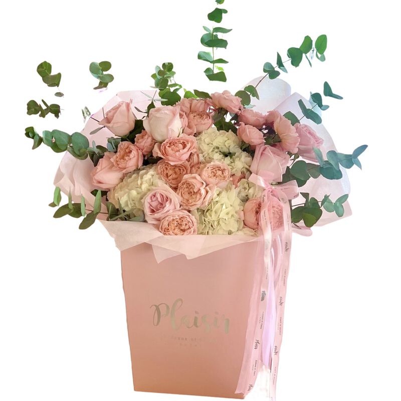 plaisir cadeaux et fleurs handtied bouquet pink bonbon bouquet