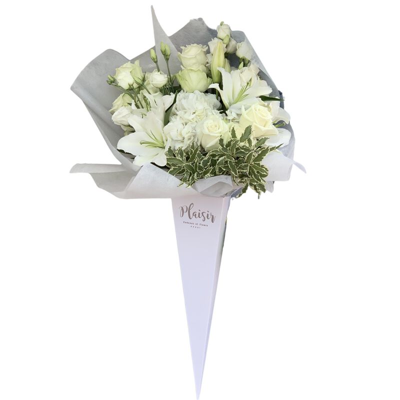 plaisir cadeaux et fleurs flower cone white hydrangeas and roses